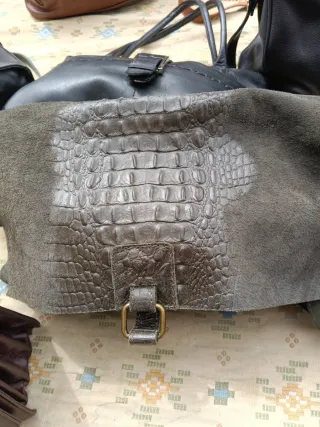 Bolso de piel marrón tipo saco de Ubrique y muchas