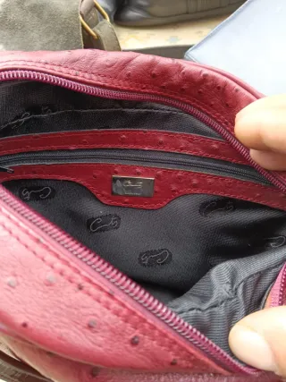 Bolso de piel marrón tipo saco de Ubrique y muchas