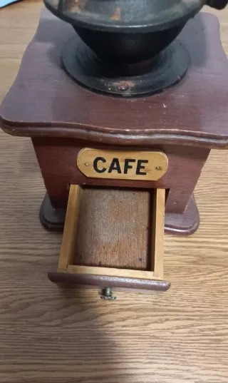 Molinillo de café antiguo de madera y metal