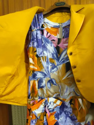 Traje de fiesta amarillo y multicolor