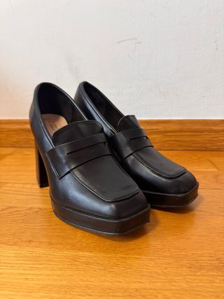 Mocasines negros con tacón cuadrado