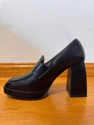 Mocasines negros con tacón cuadrado