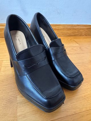 Mocasines negros con tacón cuadrado