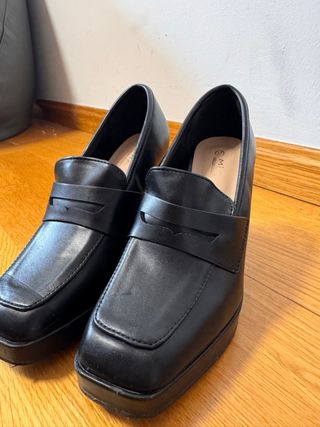 Mocasines negros con tacón cuadrado