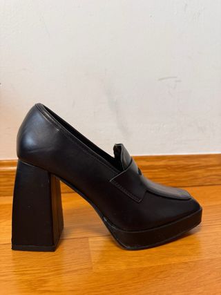 Mocasines negros con tacón cuadrado