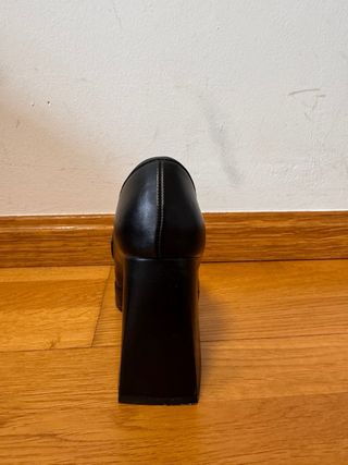 Mocasines negros con tacón cuadrado