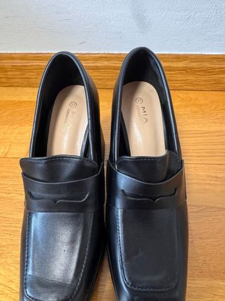 Mocasines negros con tacón cuadrado