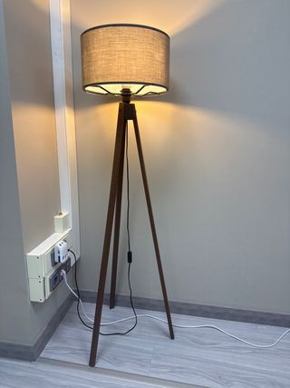 Lámpara de pie madera y tela