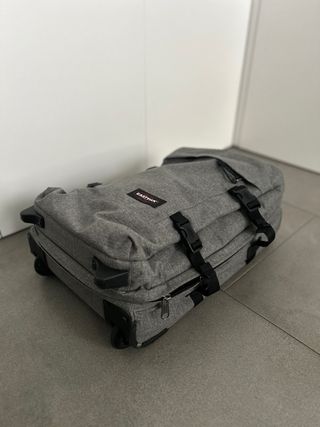 Maleta de cabina Eastpak gris