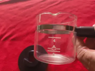 Cafetera de vidrio con asa negra