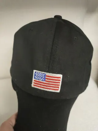Gorra Negra con Diablo Naranja y Bandera USA