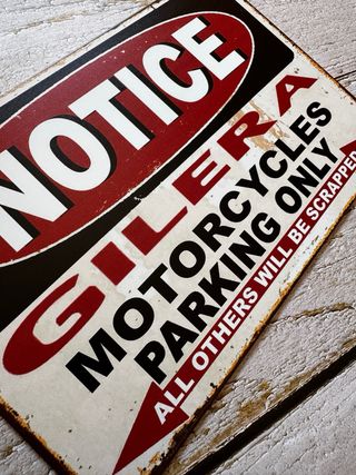 PLACA CARTEL METALICO GILERA PARKING ONLY MOTO