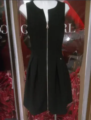Vestido negro con cremallera