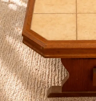 Mesa centro de madera y cerámica con diseño