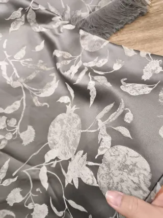 Fundas de cojín grises con estampado floral