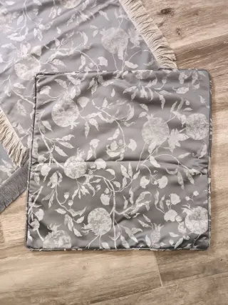 Fundas de cojín grises con estampado floral