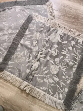 Fundas de cojín grises con estampado floral