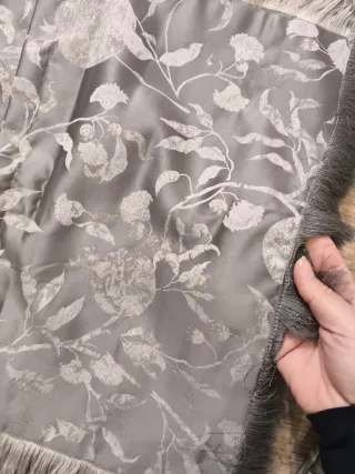 Fundas de cojín grises con estampado floral