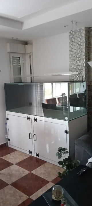 Acuario grande con mueble blanco