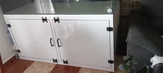 Acuario grande con mueble blanco