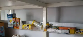 Acuario grande con mueble blanco