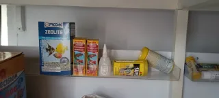 Acuario grande con mueble blanco