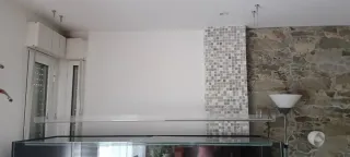 Acuario grande con mueble blanco