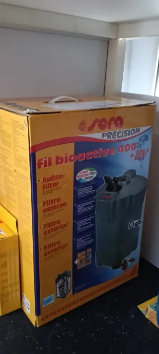 Acuario grande con mueble blanco