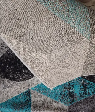 Alfombra geométrica gris y turquesa