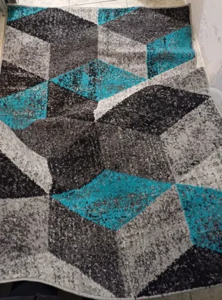 Alfombra geométrica gris y turquesa