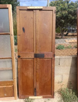 Puerta doble de madera antigua
