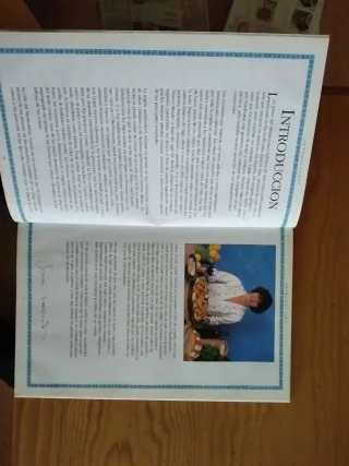 Libro de cocina de comida mediterránea clásica.