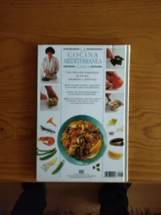 Libro de cocina de comida mediterránea clásica.