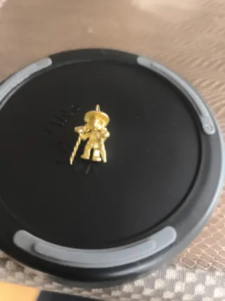 Colgante de oro figura hombre bastón