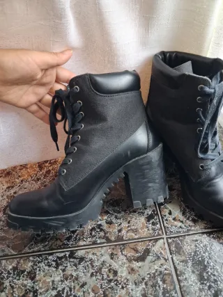 Botines negros con cordones
