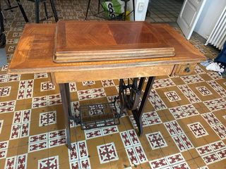 Máquina de coser Alfa antigua con mueble