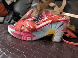 Bolso y sandalias Desigual multicolor