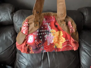 Bolso y sandalias Desigual multicolor
