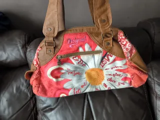 Bolso y sandalias Desigual multicolor