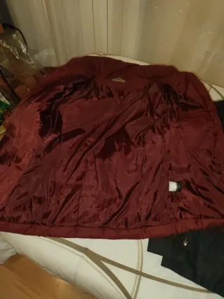 Chaqueta burdeos con cinturón