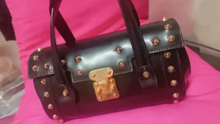 Borsa bauletto nera con borchie oro