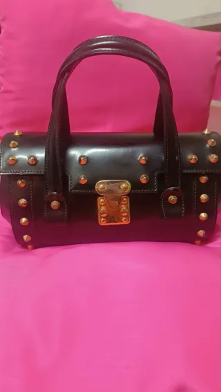 Borsa bauletto nera con borchie oro