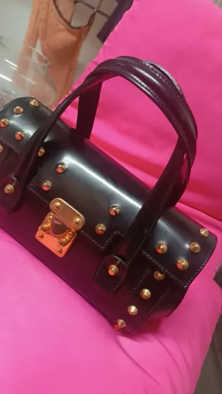 Borsa bauletto nera con borchie oro