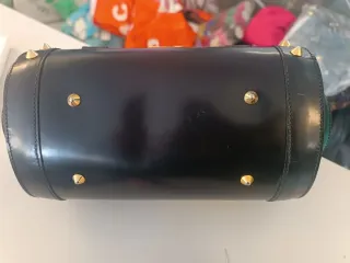 Borsa bauletto nera con borchie oro