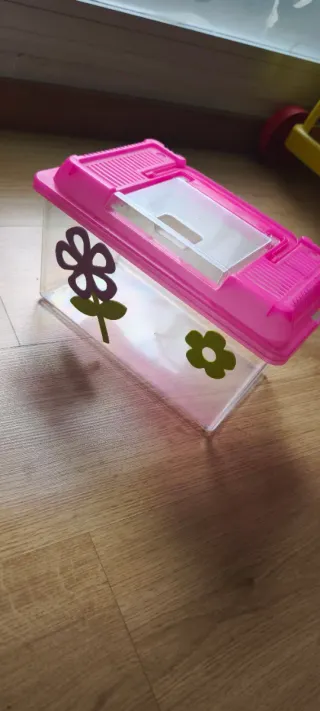 Acuario rosa y transparente