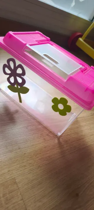 Acuario rosa y transparente