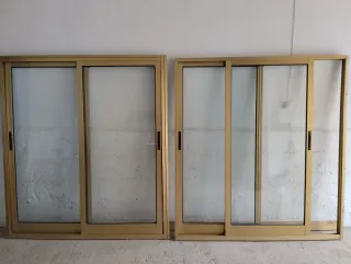 Balconera corredera aluminio, color dorado.