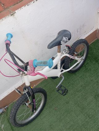 Bicicleta infantil blanca