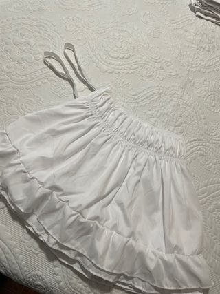 Cubre canapé blanco con volantes