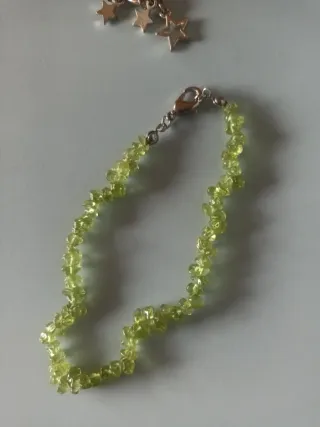 Pulseras plateadas y verdes